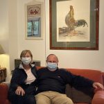 マスクをしているホストファミリー