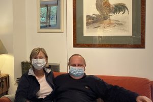 マスクをしているホストファミリー