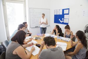 ドイツ語学校のクラスルーム風景